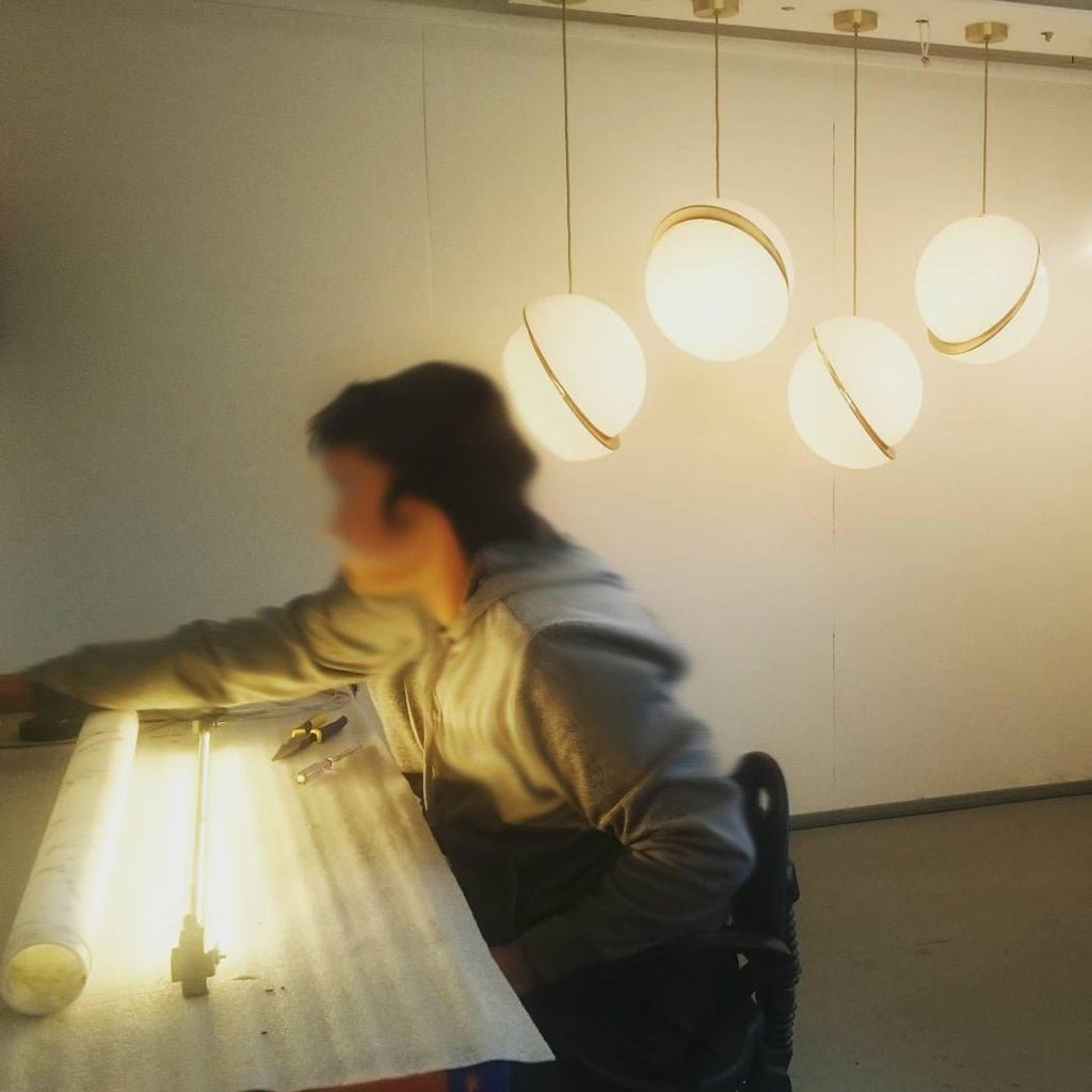 مصباح قلادة نيارة مون-كيرف مع الأكريليك والنحاس | سنورف