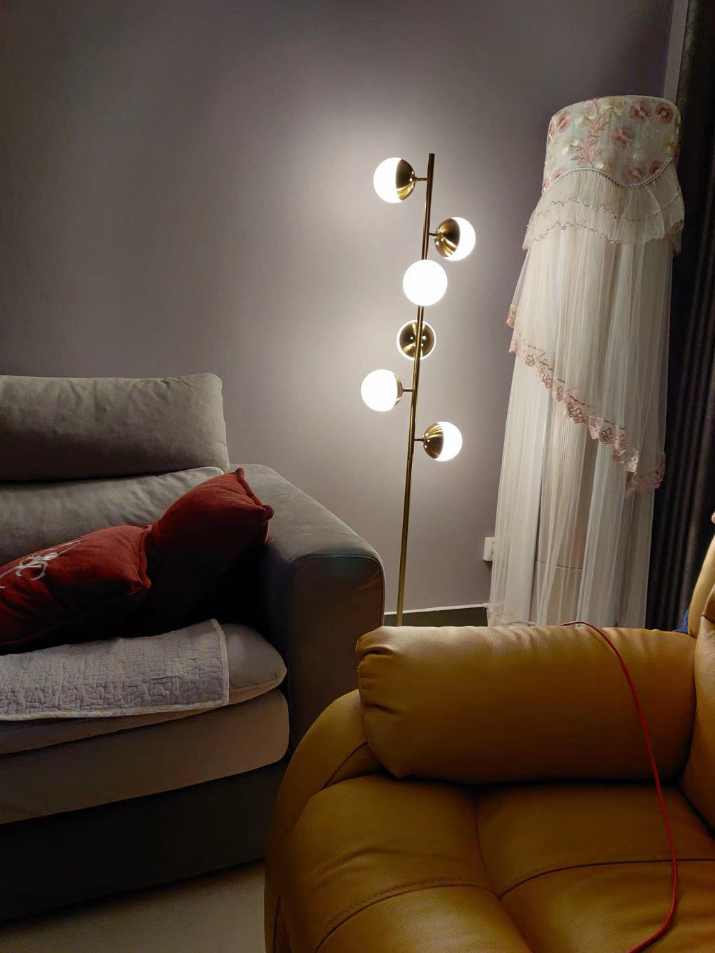 Lampu Boom LED Elara Dengan Bola Kaca Pada Tiang Emas | Snurv