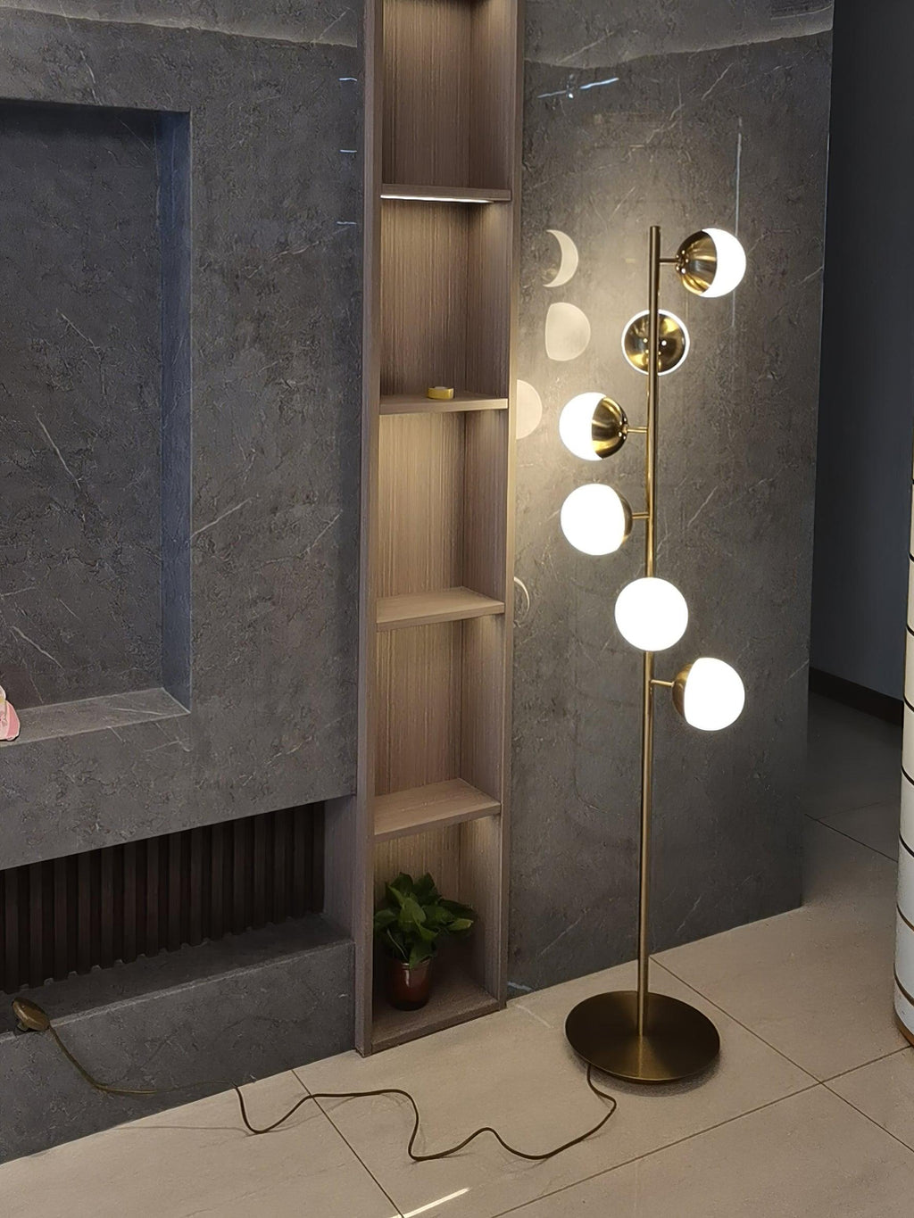 Lampu Boom LED Elara Dengan Bola Kaca Pada Tiang Emas | Snurv