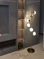 Lampu Boom LED Elara Dengan Bola Kaca Pada Tiang Emas | Snurv