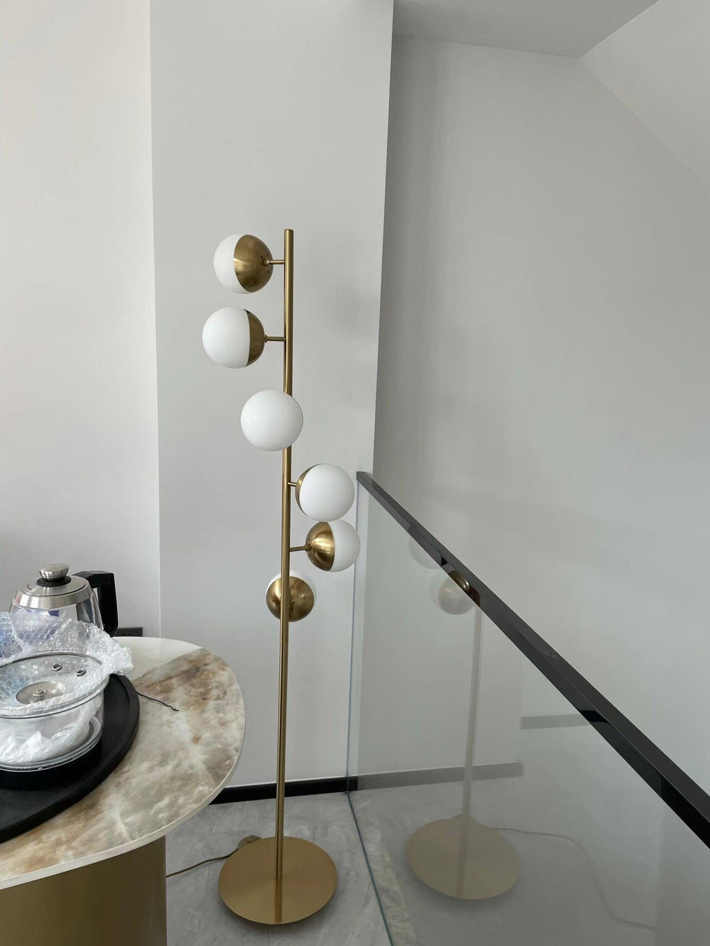 Lampu Boom LED Elara Dengan Bola Kaca Pada Tiang Emas | Snurv