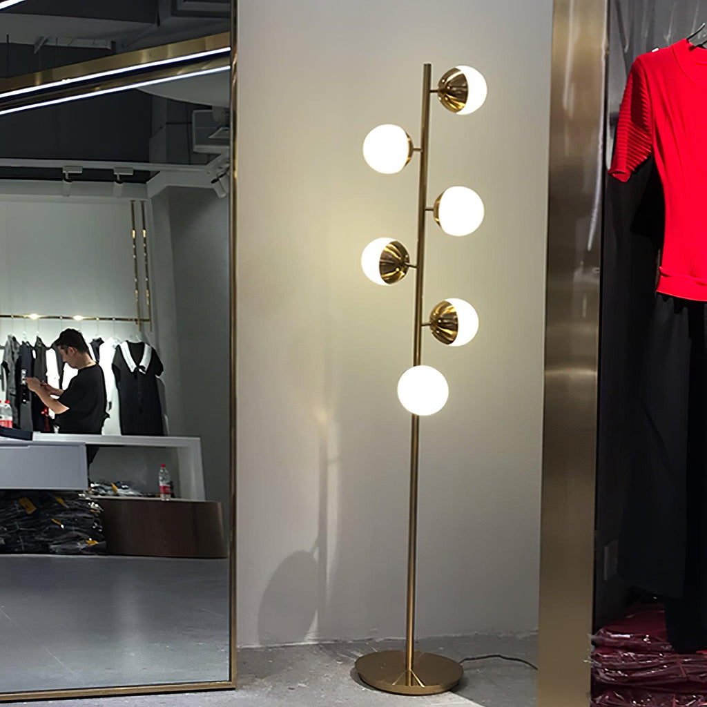 Lampu Boom LED Elara Dengan Bola Kaca Pada Tiang Emas | Snurv