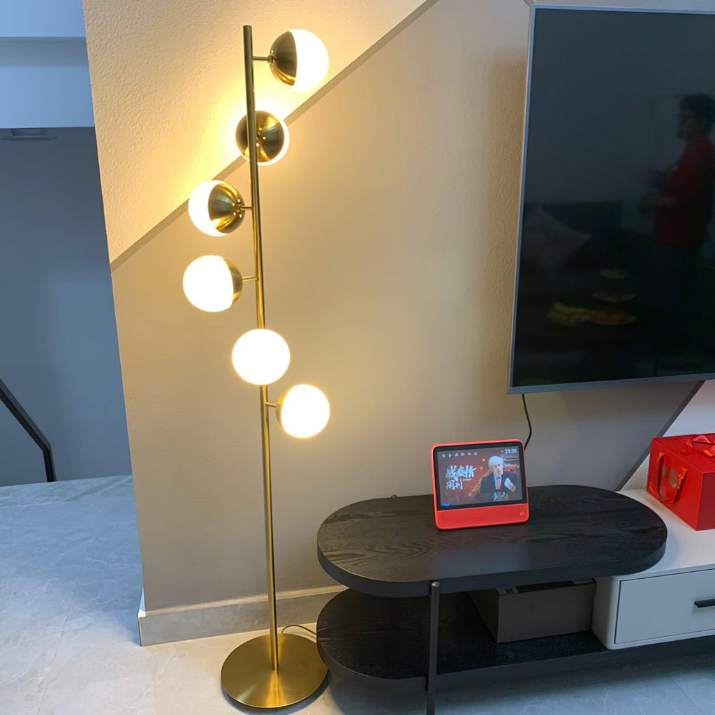 Lampu Boom LED Elara Dengan Bola Kaca Pada Tiang Emas | Snurv