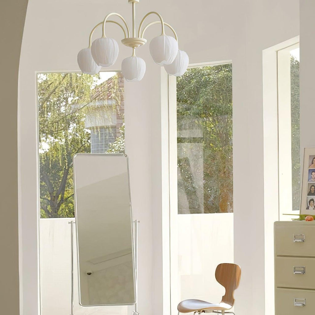 Candeeiro de teto Aurelo inspirado em tulipas com tons suaves | Snurv