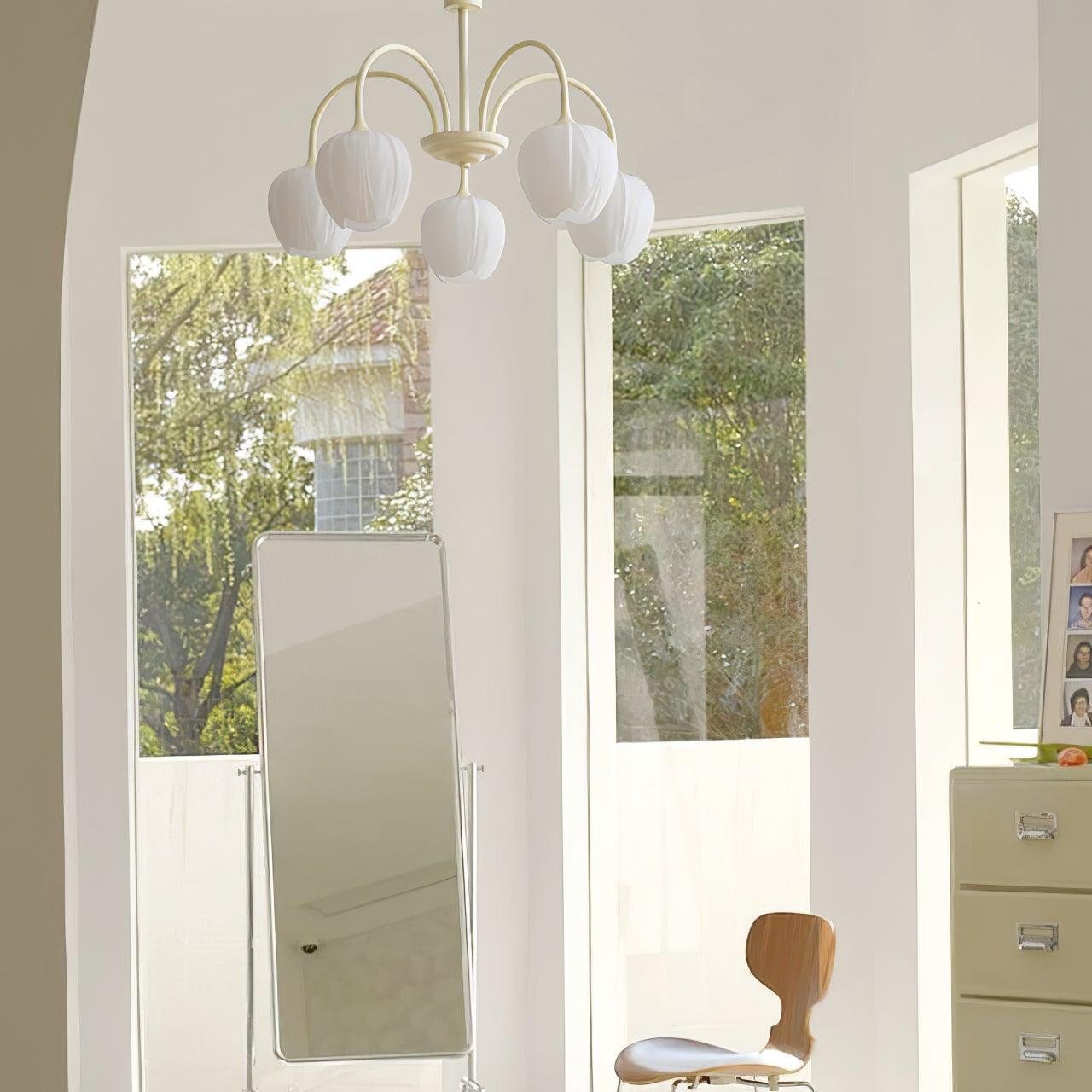 Candeeiro de teto Aurelo inspirado em tulipas com tons suaves | Snurv